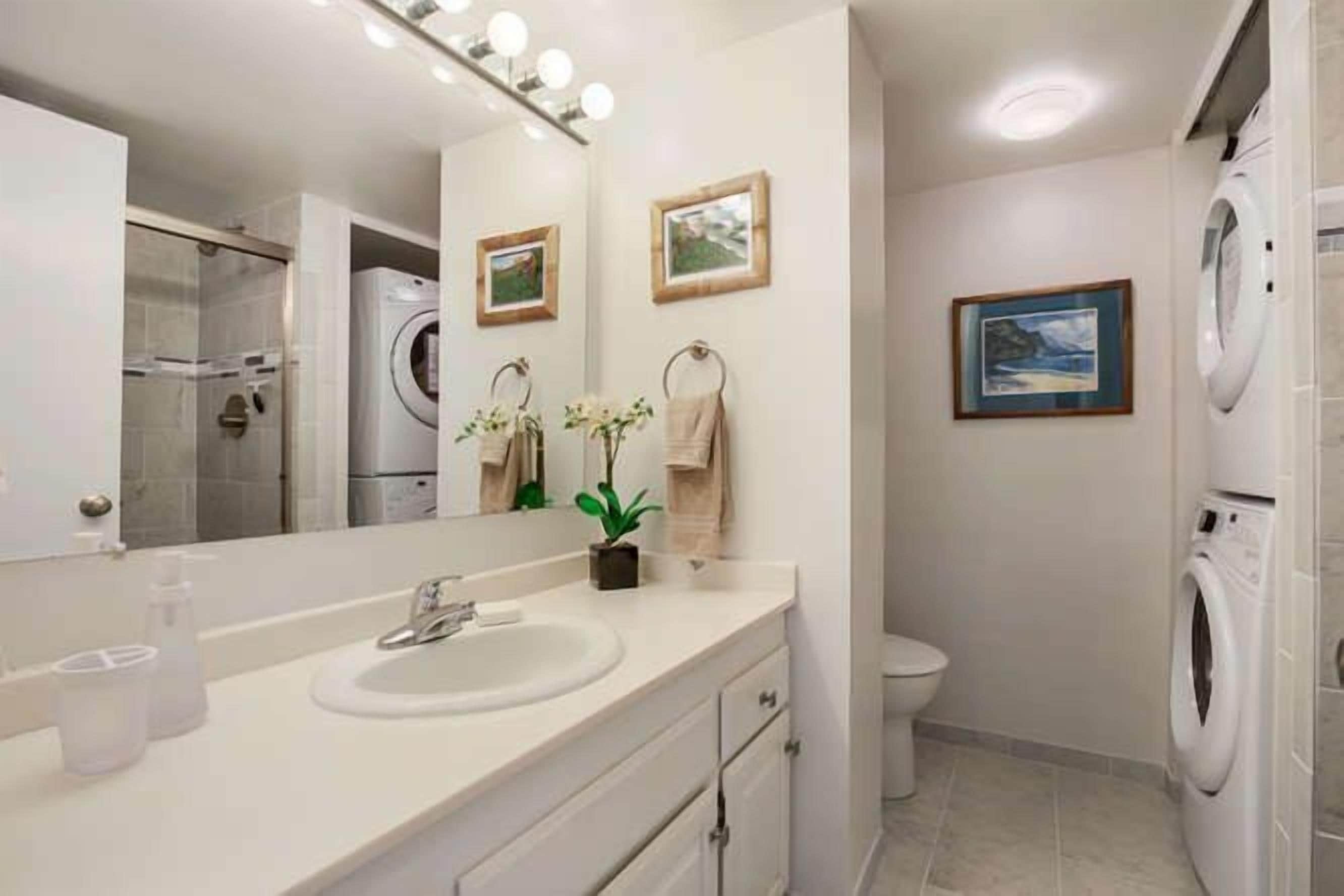 Combined shower/tub, towels