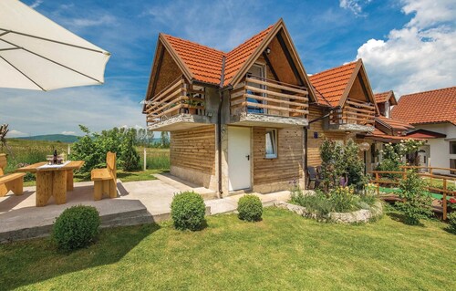 Nice Home in Licko Lesce With 2 Bedrooms and Wifi