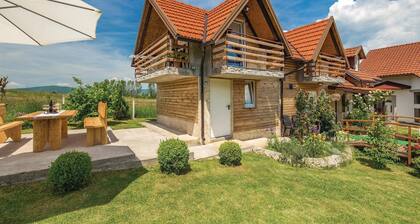 Nice Home in Licko Lesce With 2 Bedrooms and Wifi