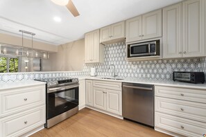 Kjøleskap, mikrobølgeovn, ovn og kokeplater