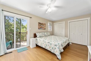 2 soverom, skrivebord, strykejern/-brett og reiseseng for barn