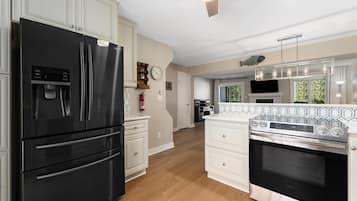 Coffee/tea maker, fridge, microwave, oven