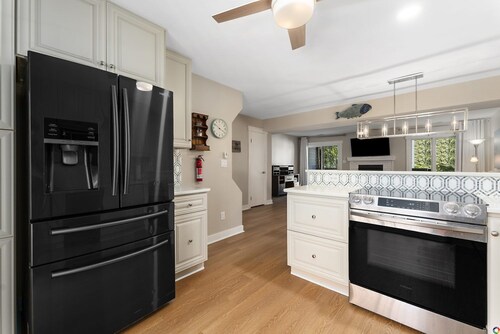 25th Street by the Sea! Superb Two Bedroom Condo 500 ft from Ocean w/Garage