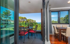 Apartment | Living room | Smart TV - Stunning Home in Malinska With Wifi and 2 Bedrooms (Malinska-Dubasnica)