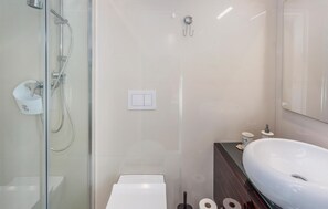 Bathroom - Stunning Home in Malinska With Wifi and 2 Bedrooms (Malinska-Dubasnica)