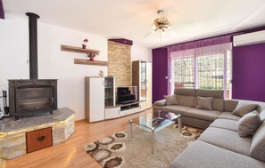 Apartment | Living room | TV - Stunning Home in Srinjine With Wifi and 4 Bedrooms (Split)