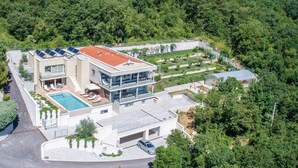 A modern two-story house with a swimming pool, solar panels, and a greenhouse. - Beautiful Home in Plomin With Jacuzzi, Wifi and 1 Bedrooms (Krsan)