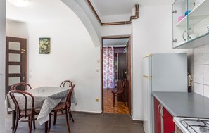 Appartement | Cuisine privée | Réfrigérateur, batterie de cuisine, vaisselle et ustensiles