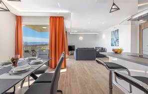 Appartement | Privékeuken | Een koelkast, een kookplaat, een kinderstoel