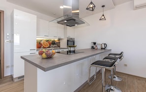 Appartement | Cuisine privée | Réfrigérateur, plaque de cuisson, chaise haute