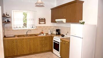 Kühlschrank, Ofen, Herdplatte, Wasserkocher mit Kaffee-/Teezubehör