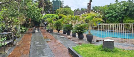 Una piscina al aire libre