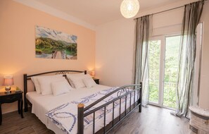 House | 5 bedrooms, free WiFi, bed sheets