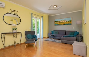House | Living room | TV, ping pong - Awesome Home in Poljica Imotska With Wifi and 5 Bedrooms (Podbablje)