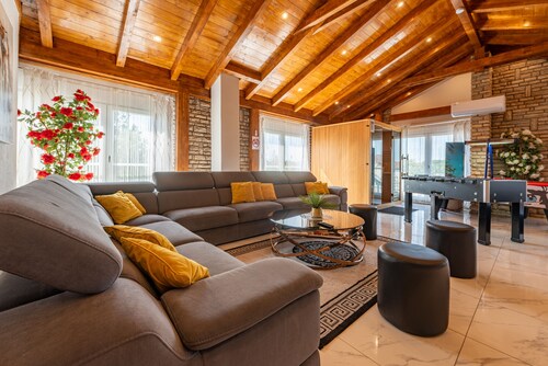 XXXL Villa Ancora with heated pool and jacuzzi, for 24 guests