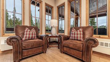 Télévision, cheminée, jeux vidéo, baby-foot