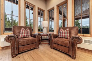 Télévision, cheminée, jeux vidéo, baby-foot