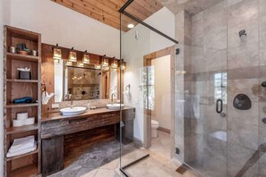 Bathtub, hair dryer, shampoo - Timber Lodge Moonlight Basin (Big Sky)