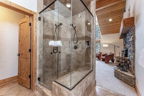 Bathtub, hair dryer, shampoo - Timber Lodge Moonlight Basin (Big Sky)