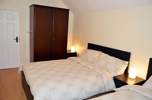 3 chambres, fer et planche à repasser, Wi-Fi, draps fournis