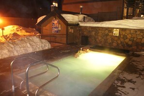 Una piscina al aire libre, una piscina climatizada