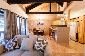 Smart TV, fireplace, DVD player, books - Mammoth Cozy-Local Family Owned, 2 Bedroom/2 Bath with Garage, Close to Lifts (MAMMOTH LAKES)