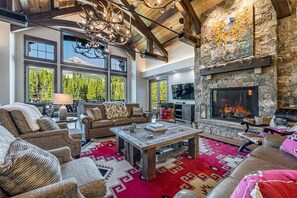 Smart-tv, een open haard, een dvd-speler en een stereo