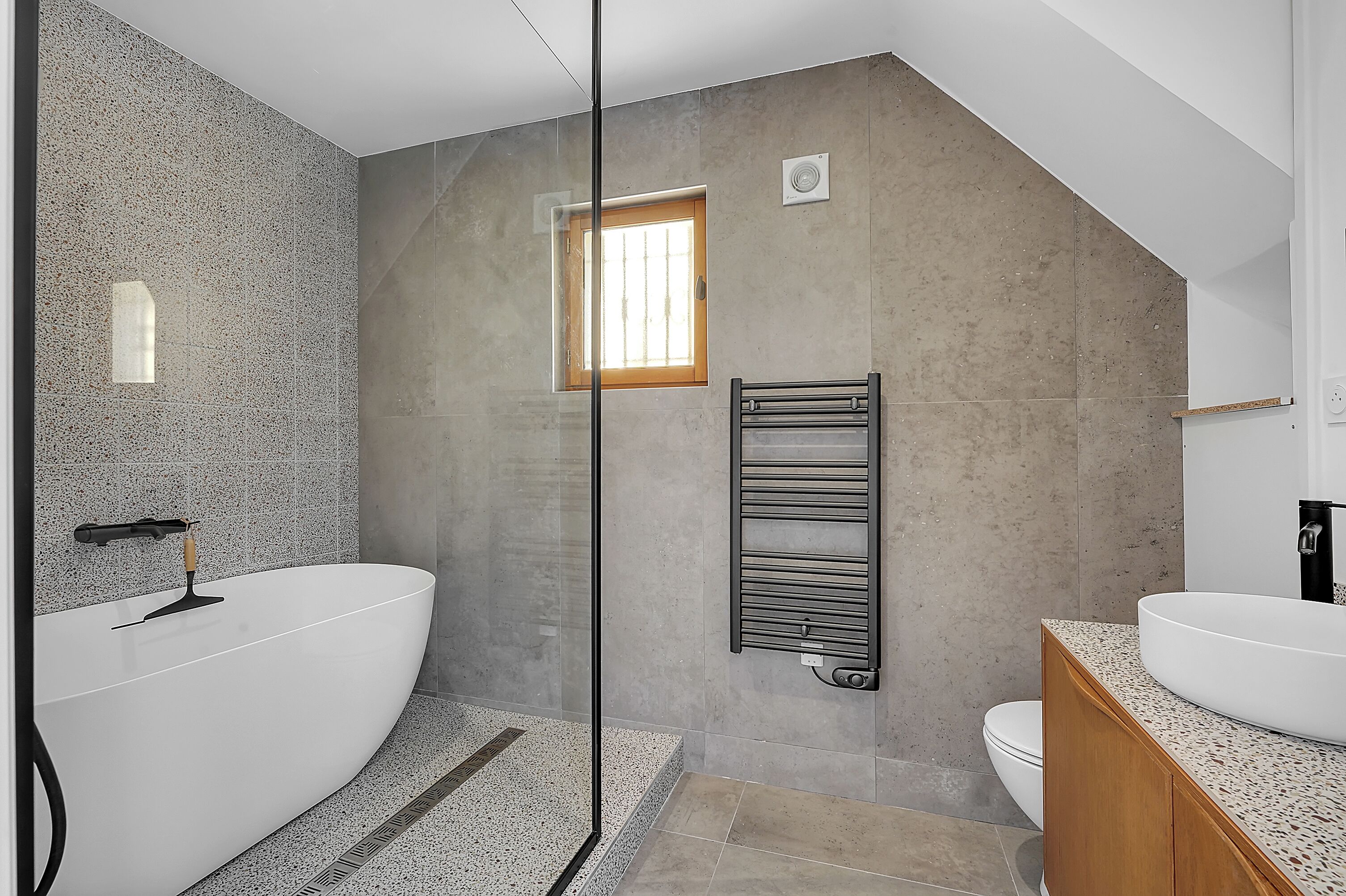 Douche, sèche-cheveux, serviettes fournies, savon
