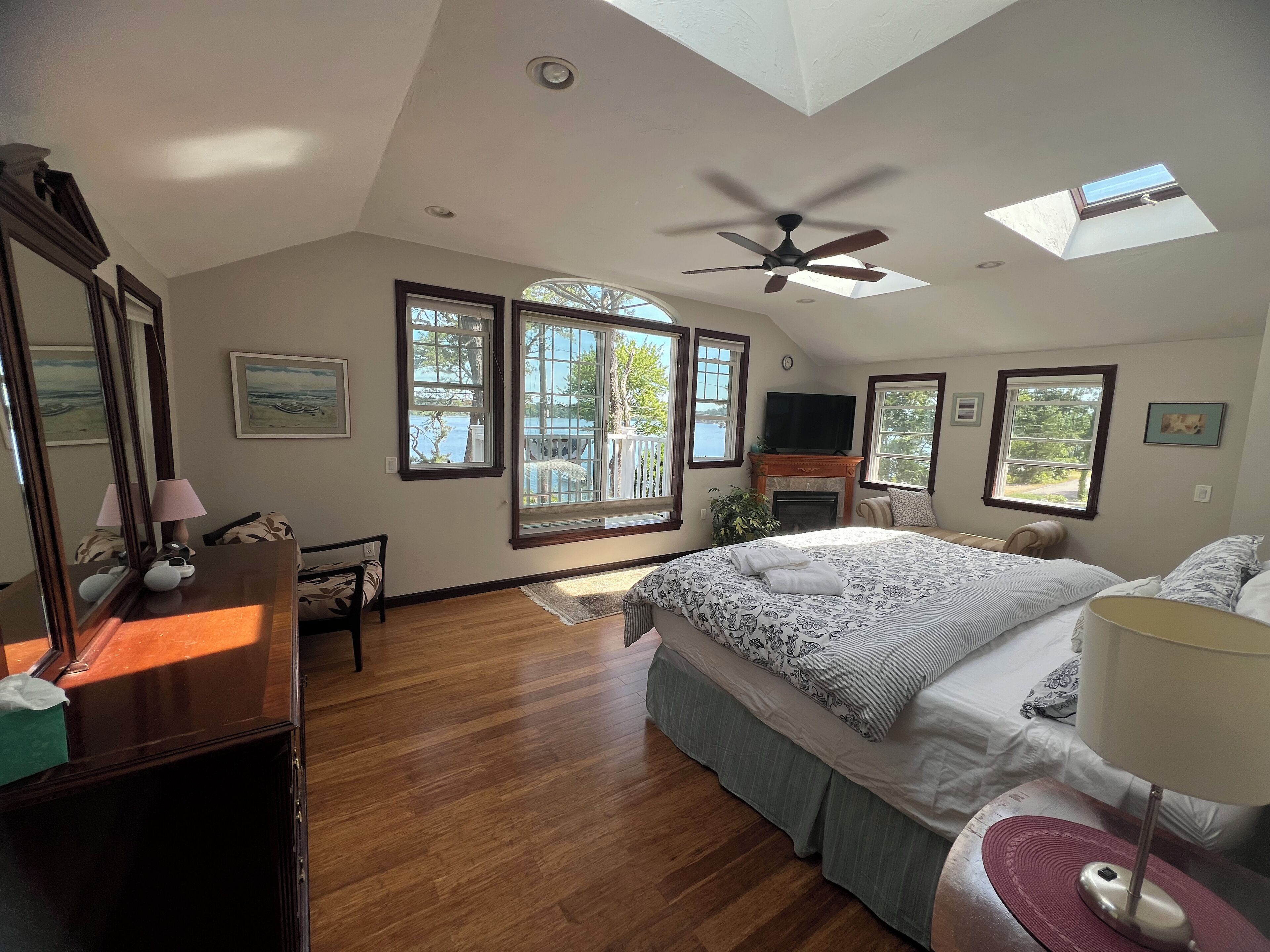 4 habitaciones, escritorio, tabla de planchar con plancha y wifi gratis 