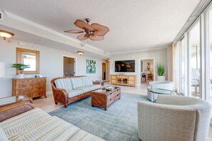 Smart TV, DVD player, video library - GORGEOUS GULF FRONT VIEW, Unit 205, 3rd Floor, Private Beach, FREE Beach Setups (Destin)