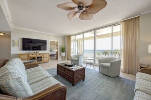 Téléviseur connecté, lecteur de DVD, sélection de films