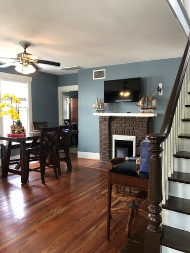 Cottage near historic Galveston- walk to the beach!