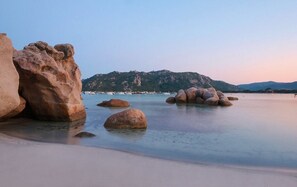 Beach nearby - Secluded, contemporary sheepfold for 2, nestled on a hillside with swimming pool. (Figari)