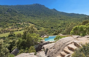 Una piscina al aire libre, una piscina climatizada