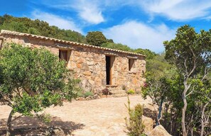 Exterior - Secluded, contemporary sheepfold for 2, nestled on a hillside with swimming pool. (Figari)