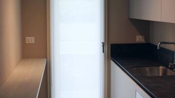 Frigorifero, microonde, forno, piano cottura