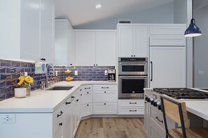 冰箱、微波炉、烤箱、炉灶