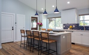 冰箱、微波炉、烤箱、炉灶