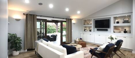 Smart TV, fireplace