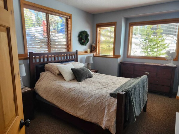 4 bedrooms, iron/ironing board, free WiFi, bed sheets