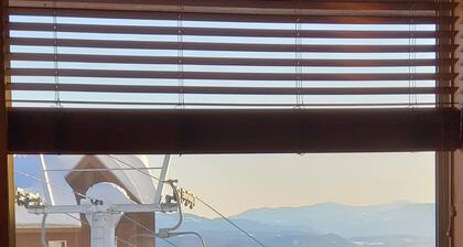 Bright End unit Townhome, priv. hot tub, 2 parking, ski in/out, close village