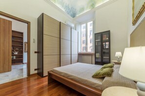 11 bedrooms, iron/ironing board, WiFi, bed sheets - GuestHost - Apartment located on the second floor of an elegant building with a lift (not suitable for the disabled, only 2 people can enter at a time)In 140 square meters of space, it can comfortably accommodate up to 9 adultsWe are in the Esquilino dis (Roma)