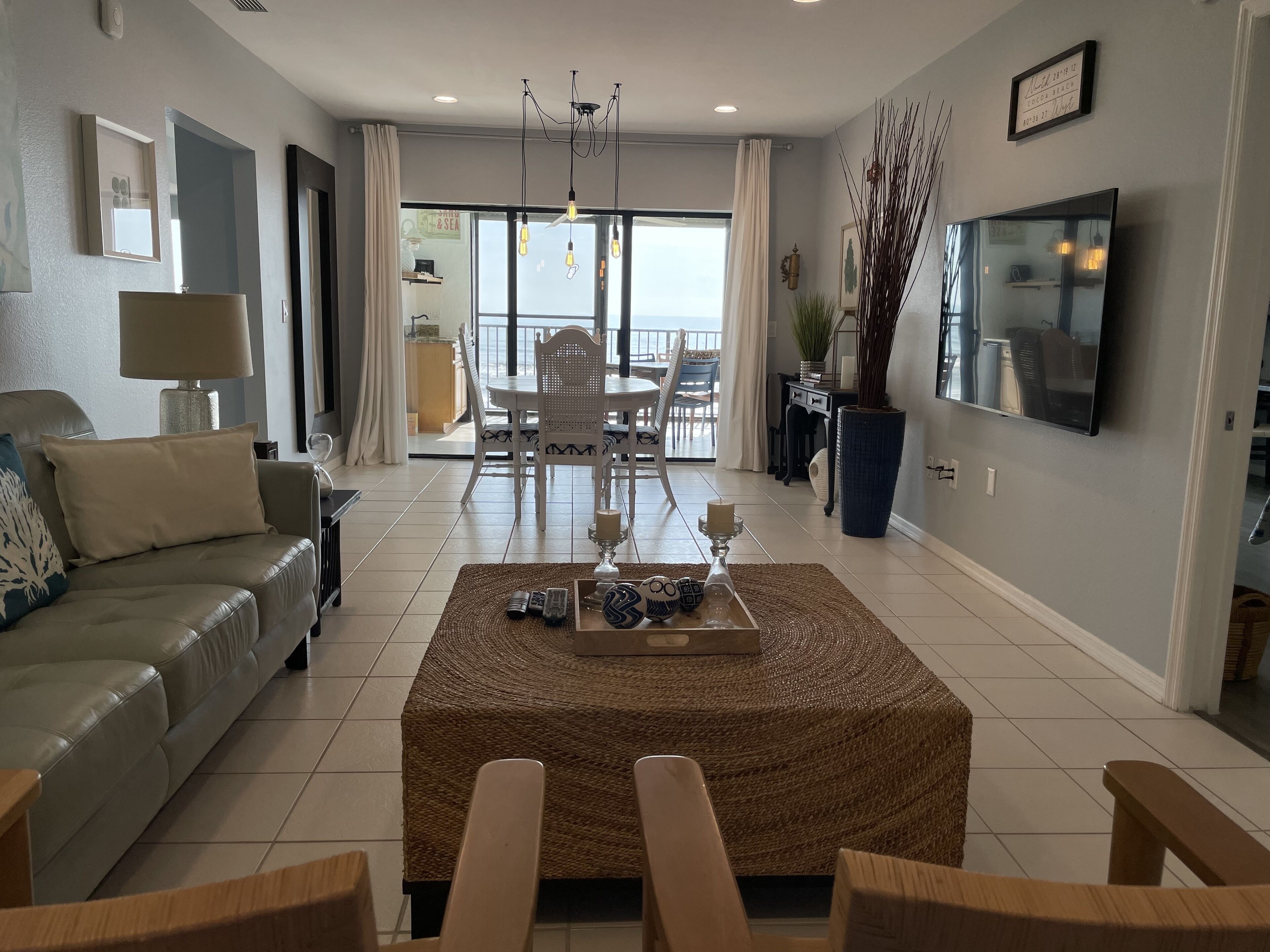 Älytelevisio, kirjoja, työhuone