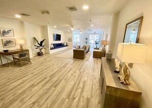 Smart TV, books, offices - OCEAN FRONT,CORNER UNIT, TOP FLOOR 2 BEDROOM/2 BATHS (Cocoa Beach)