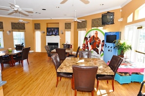 House, 4 Bedrooms | Living room