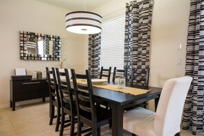 Townhouse, 4 kamar tidur | Tempat makan