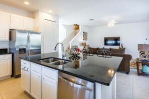 House, 6 Bedrooms | Private kitchen