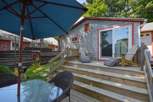 Cozy Cottage 1/2 mile to Woods Hole village