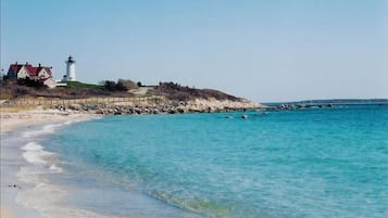 Playa en los alrededores y toallas de playa