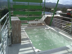 Outdoor spa tub - Hotel Royal Park Crown (Venadillo)